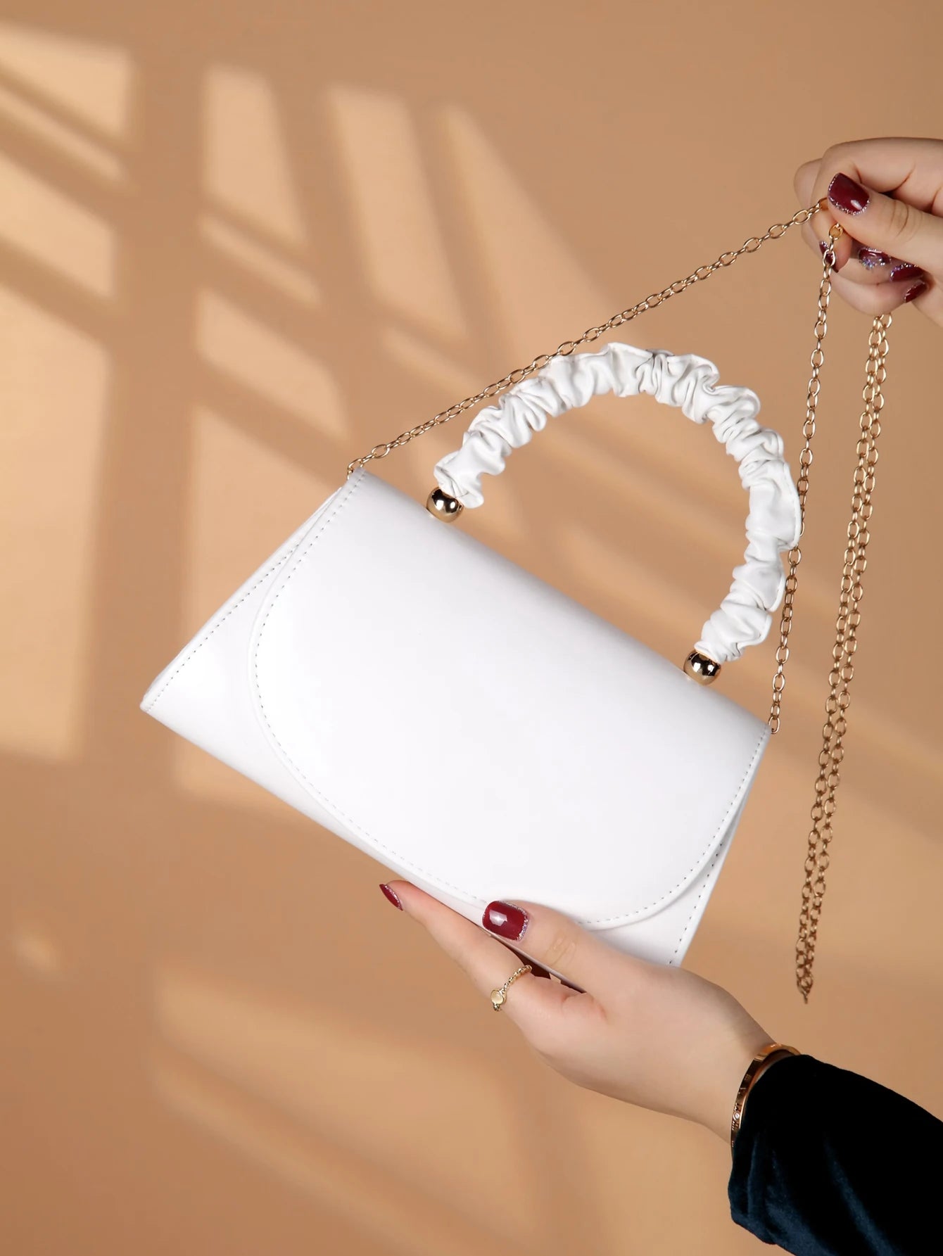 Elegant light luxury solid color women's handbag, fashionable and romantic banquet clutch, suitable for women's daily use..