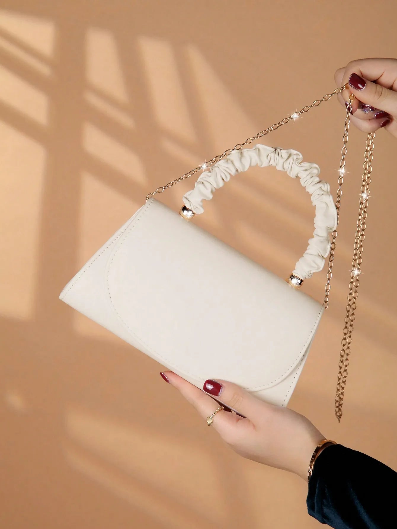 Elegant light luxury solid color women's handbag, fashionable and romantic banquet clutch, suitable for women's daily use..