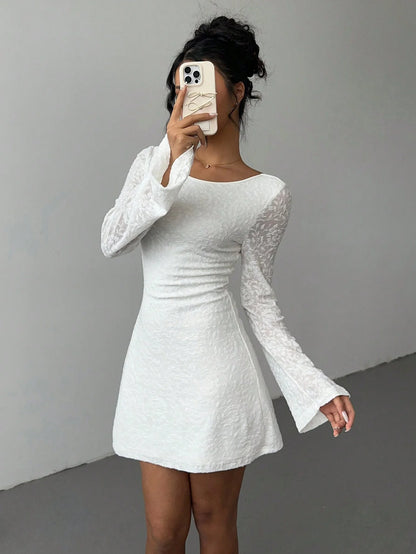 Hot girl backless strappy slightly sexy A-line dress, pure and unconventional design with flared sleeves and A cinched waist, au