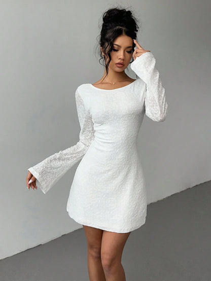 Hot girl backless strappy slightly sexy A-line dress, pure and unconventional design with flared sleeves and A cinched waist, au