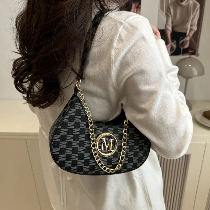 Brand New Underarm Bag M Letter Fashion Chain Shoulder Bag Exquisite Pattern High-end Handbag Dating Commuting Small Square Bag.