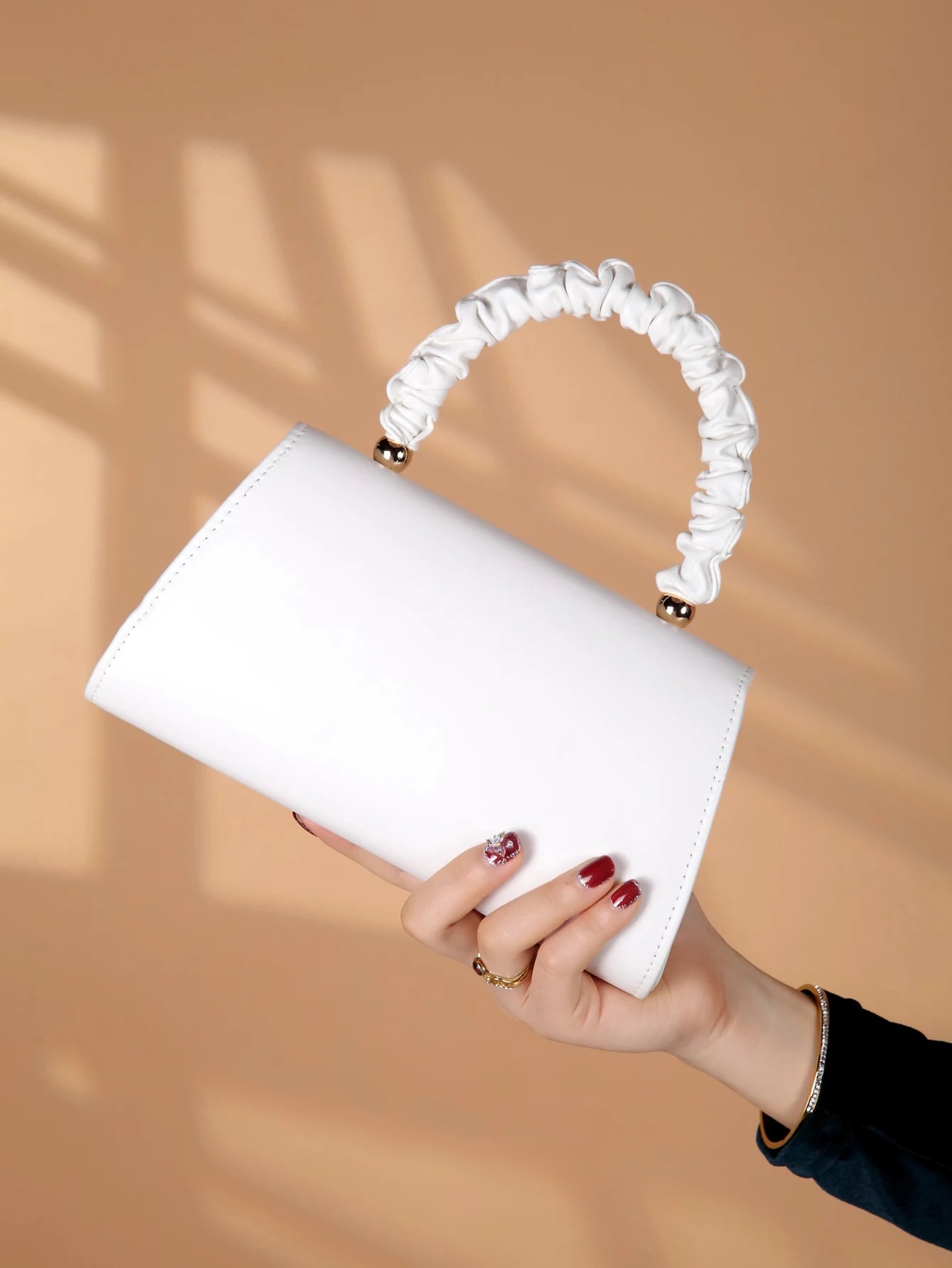 Elegant light luxury solid color women's handbag, fashionable and romantic banquet clutch, suitable for women's daily use..