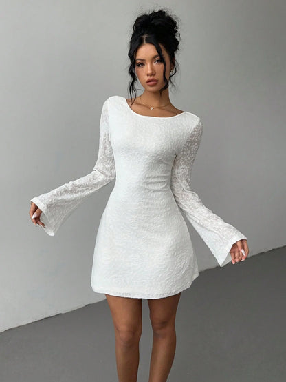 Hot girl backless strappy slightly sexy A-line dress, pure and unconventional design with flared sleeves and A cinched waist, au