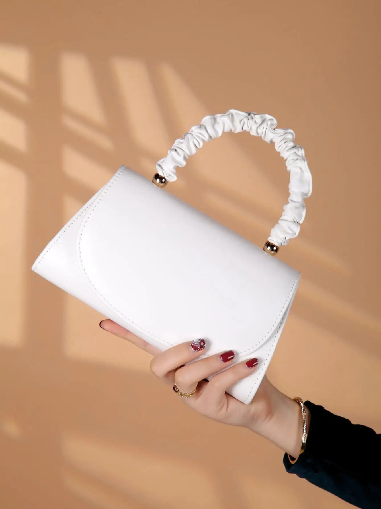 Elegant light luxury solid color women's handbag, fashionable and romantic banquet clutch, suitable for women's daily use..