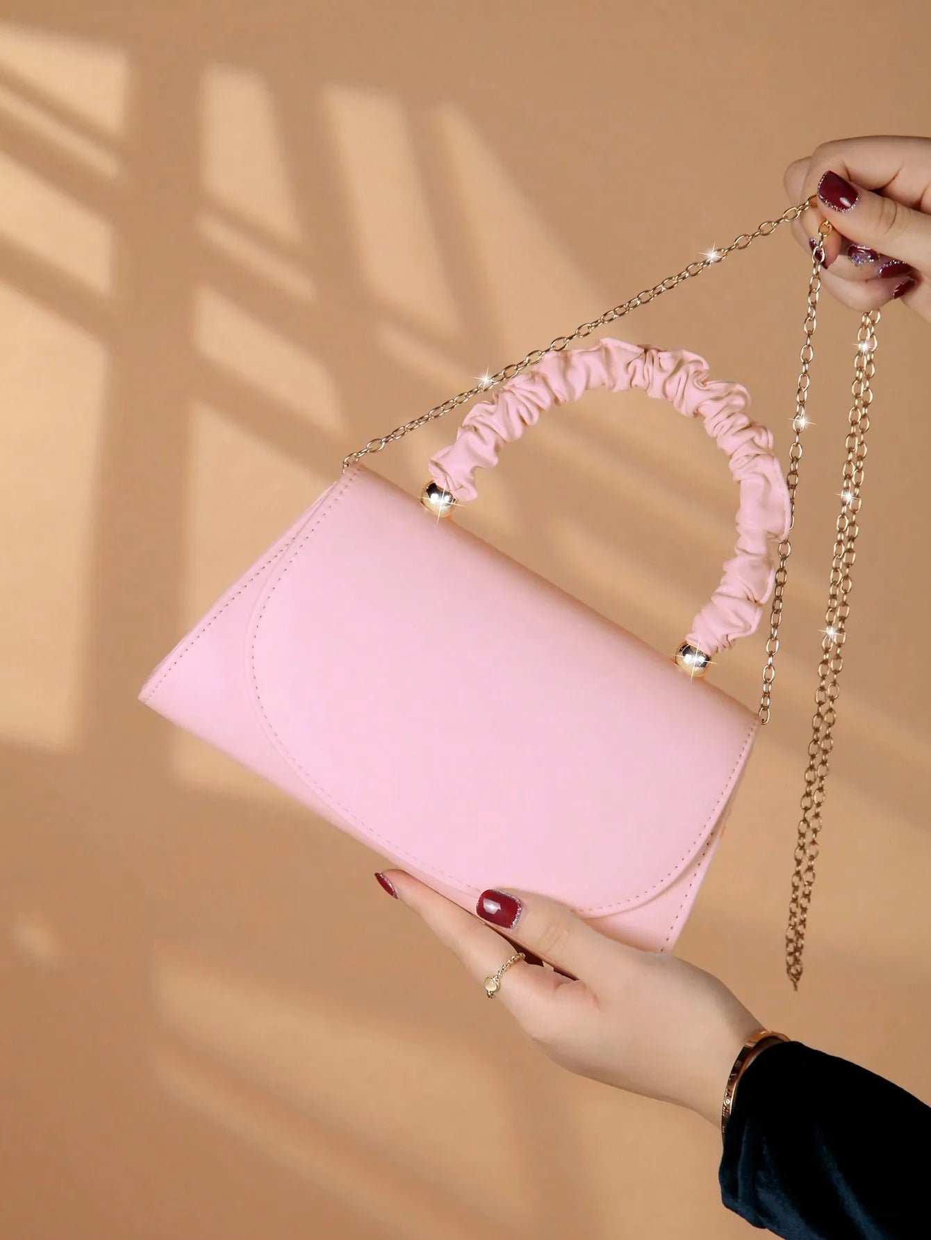 Elegant light luxury solid color women's handbag, fashionable and romantic banquet clutch, suitable for women's daily use..