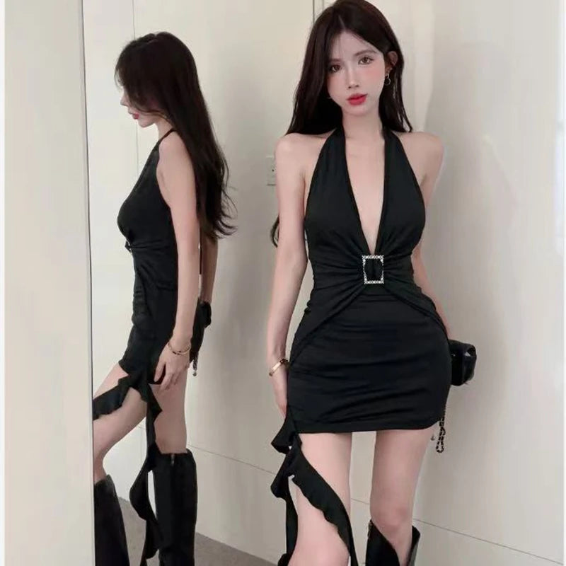 A new summer sexy deep V-neck halter dress for women with waist bag and exposed back to make them look slimmer