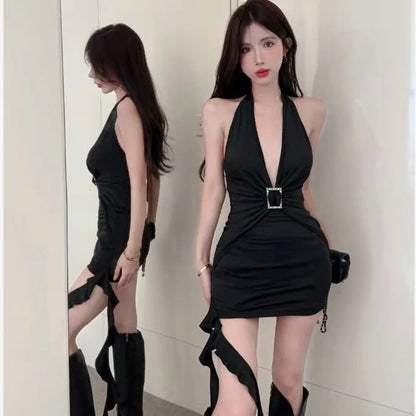 A new summer sexy deep V-neck halter dress for women with waist bag and exposed back to make them look slimmer