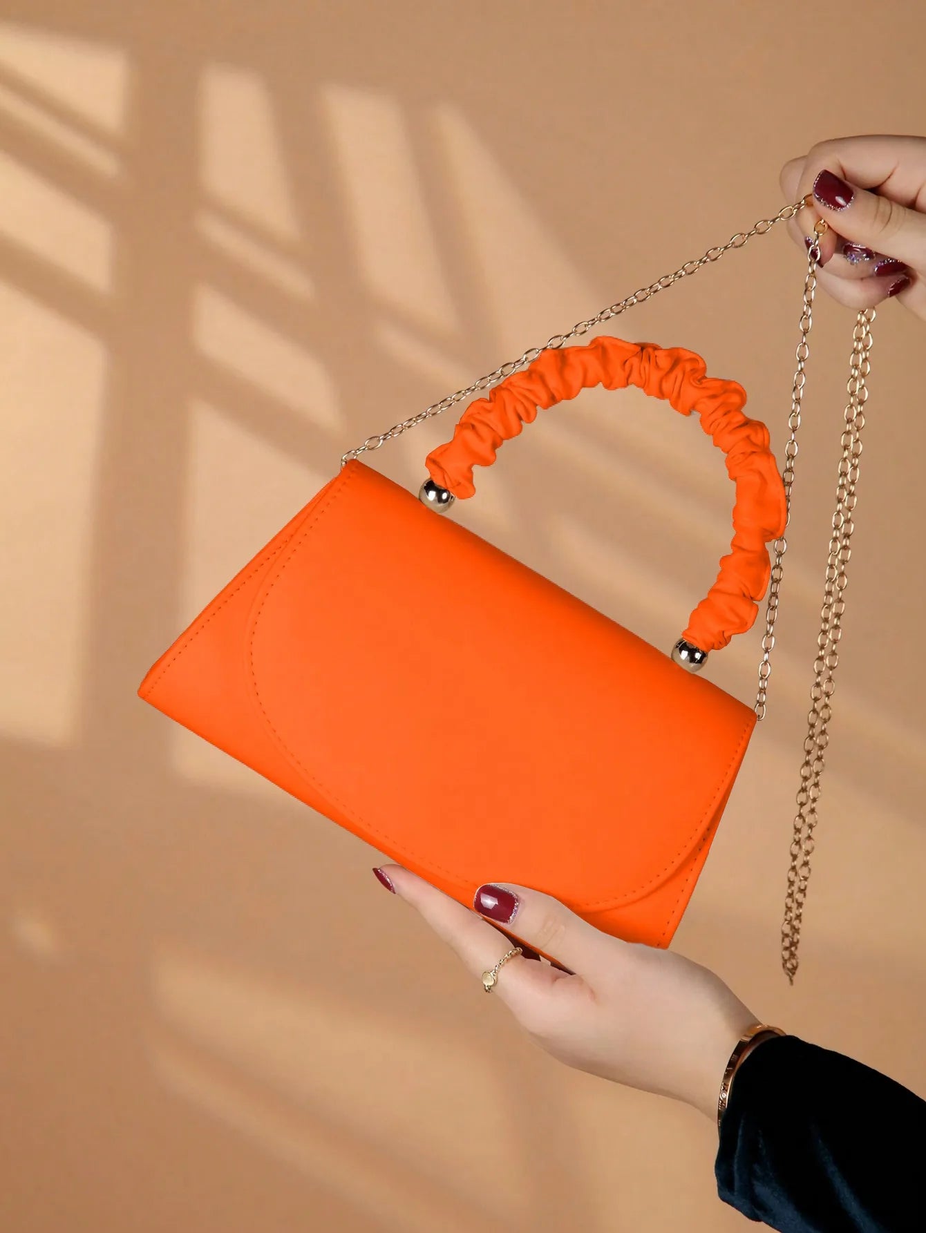 Elegant light luxury solid color women's handbag, fashionable and romantic banquet clutch, suitable for women's daily use..